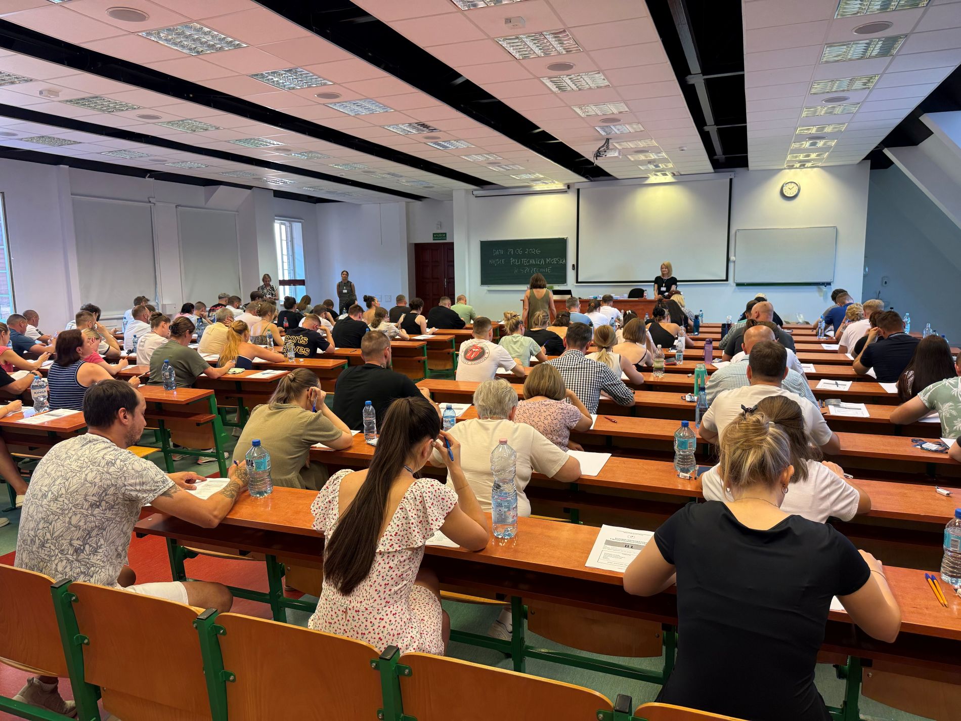 Uczestnicy egzaminu certyfikatowego z języka polskiego na sali egzaminacyjnej