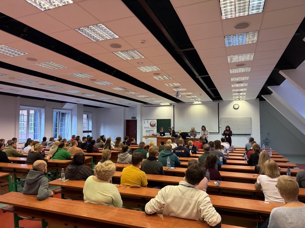 Uczestnicy egzaminu certyfikatowego z języka polskiego na sali egzaminacyjnej