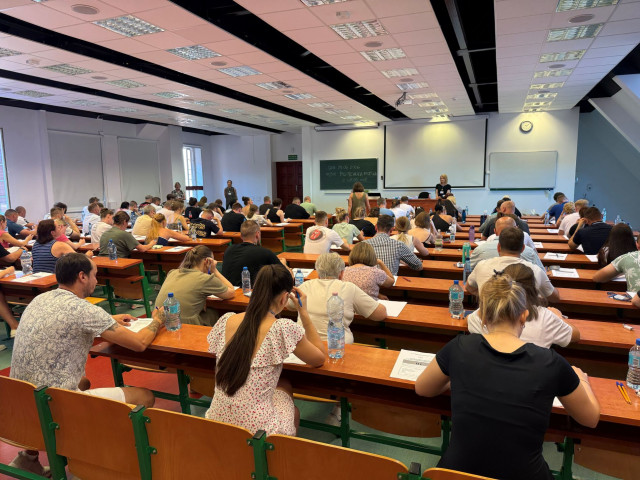 Uczestnicy egzaminu certyfikatowego z języka polskiego na sali egzaminacyjnej