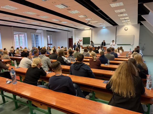 Uczestnicy egzaminu certyfikatowego z języka polskiego na sali egzaminacyjnej