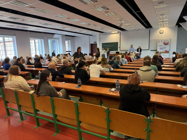 Uczestnicy egzaminu certyfikatowego z języka polskiego na sali egzaminacyjnej